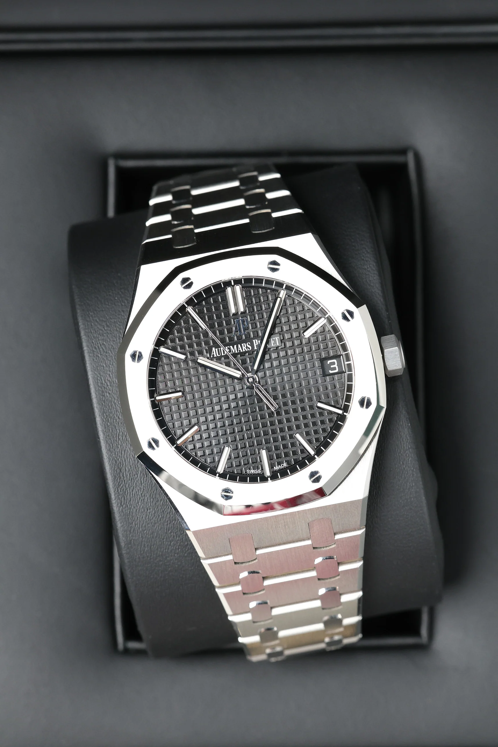Audemars Piguet Royal Oak Automatic 41mm 15500ST 2021 [Preowned] - Image 9