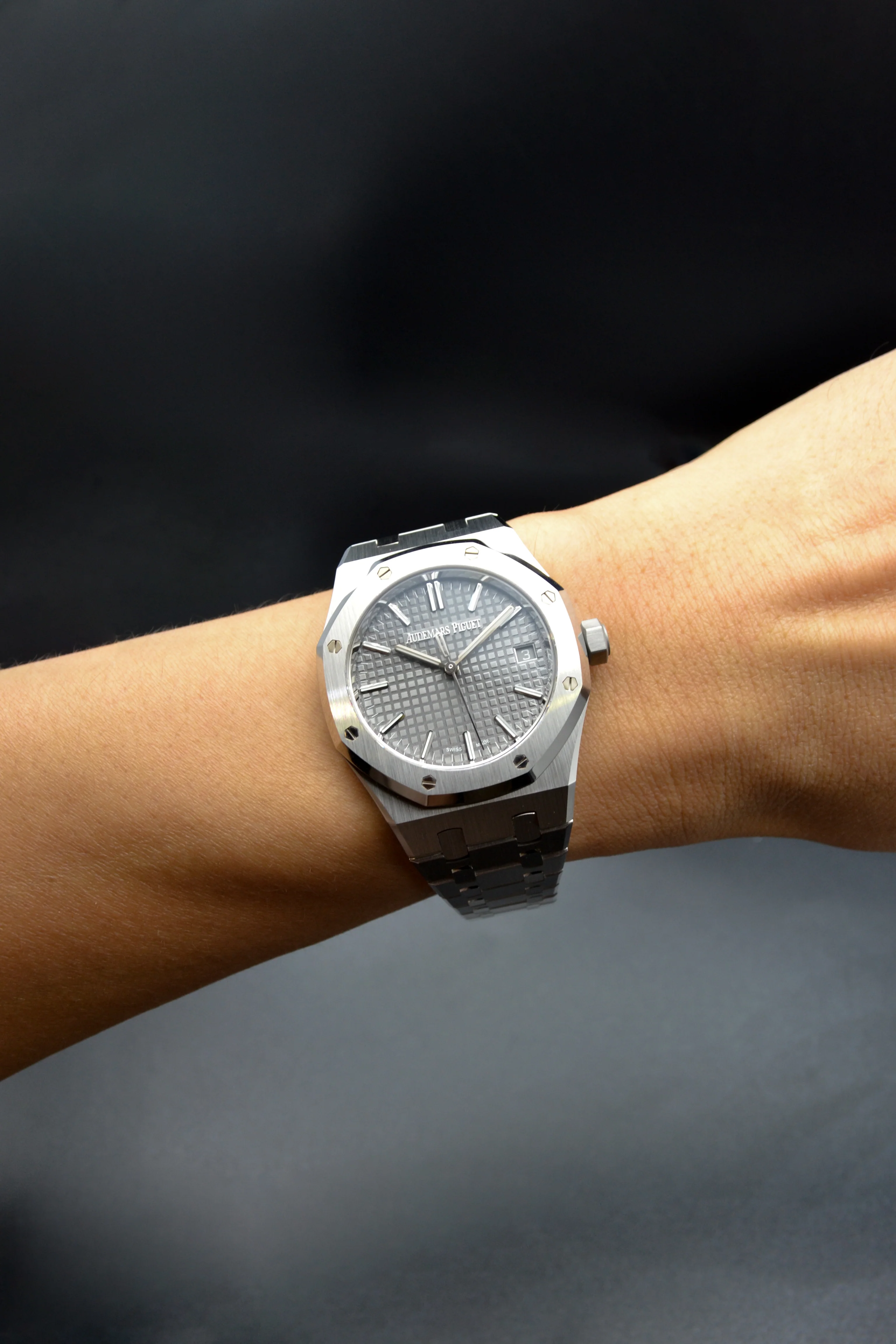 Audemars Piguet Royal Oak Steel Auto 37mm 15550ST 2023 [Preowned] - Image 2