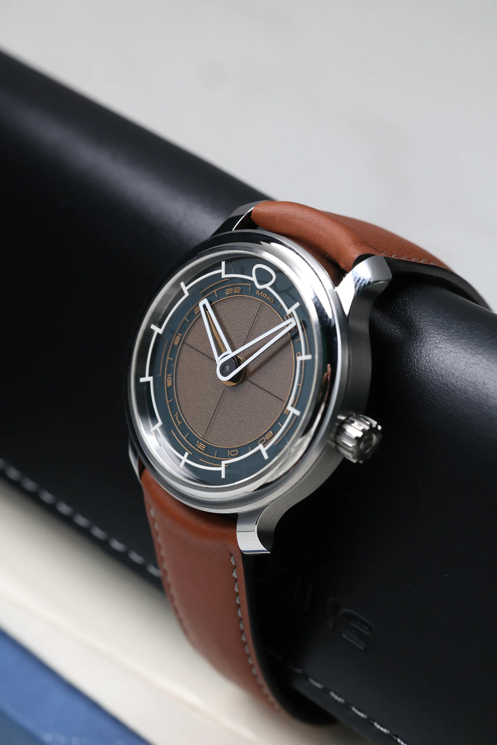 MING 22.01 GMT Gilt  - 38mm 2023 [Preowned] - Image 9