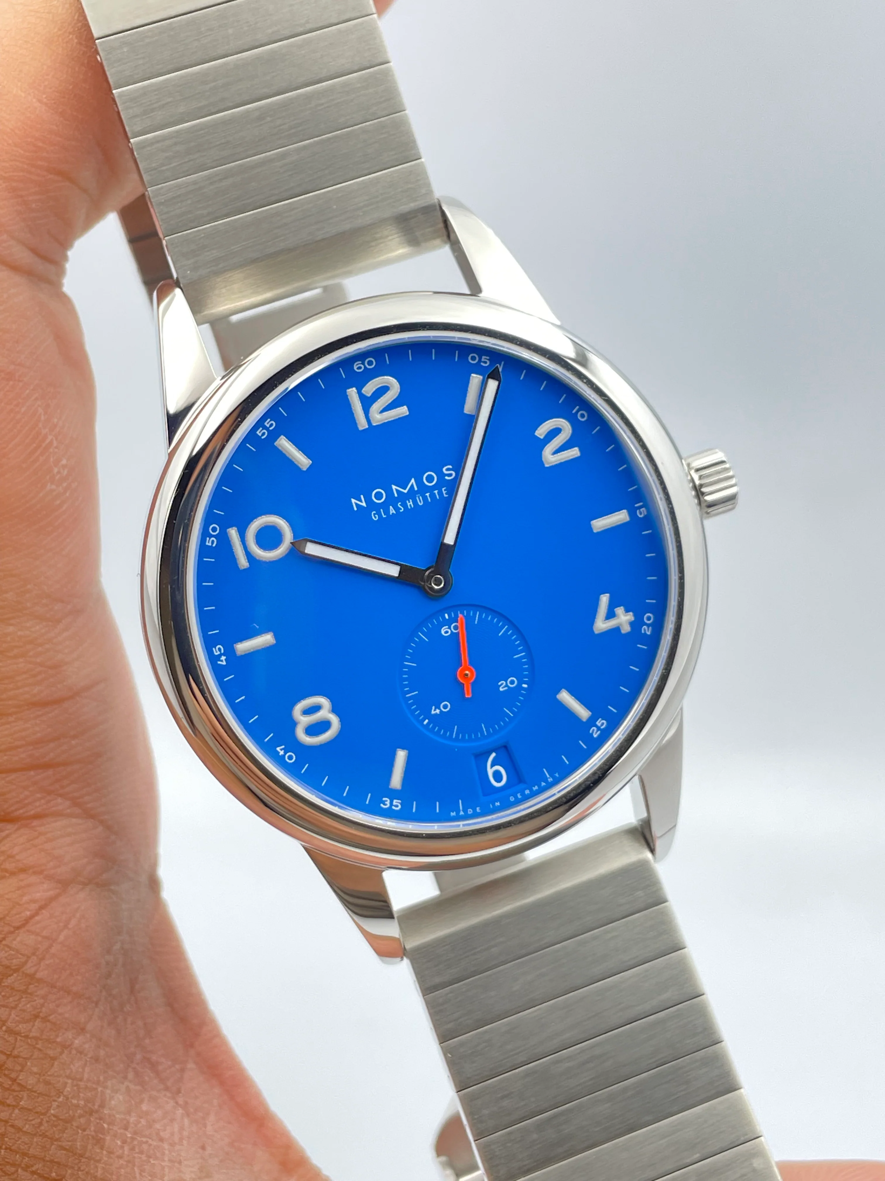 NOMOS Glashütte Club Automatic Date Signal Blue 41.5mm - Image 5
