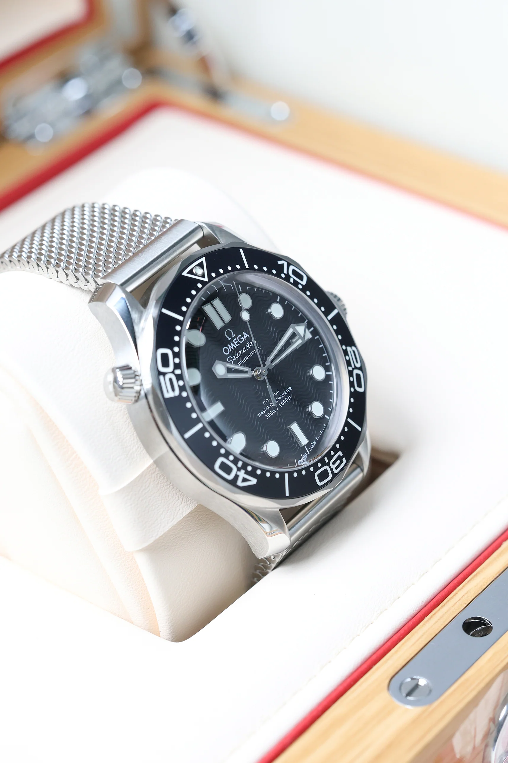 Omega Seamaster Diver 300m "No-Date" Co-Axial Master Chronometer 42mm 2025 [Preowned] - Image 10