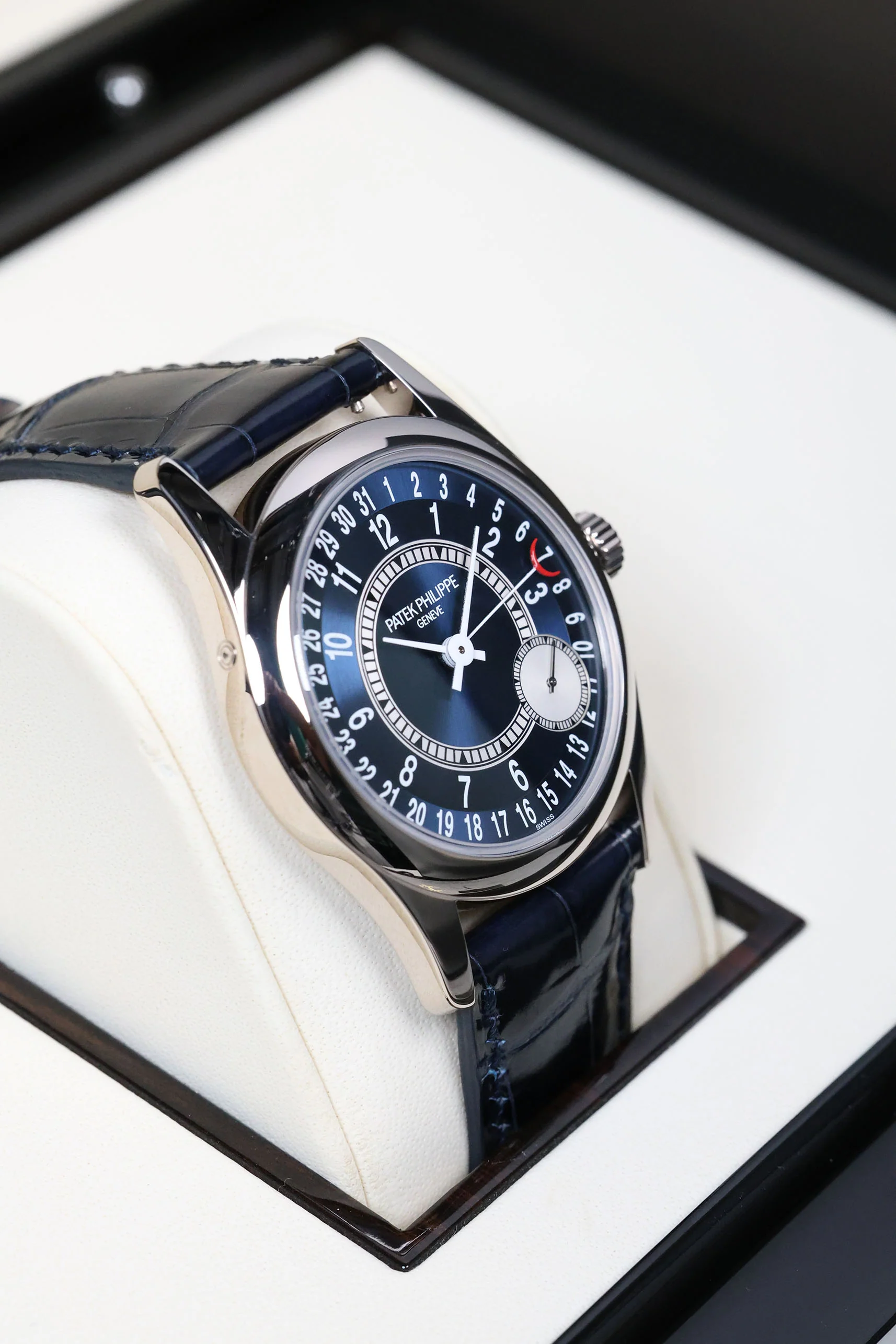 Patek Philippe Calatrava 37mm 6000G-012 2017 [Preowned] - Image 10