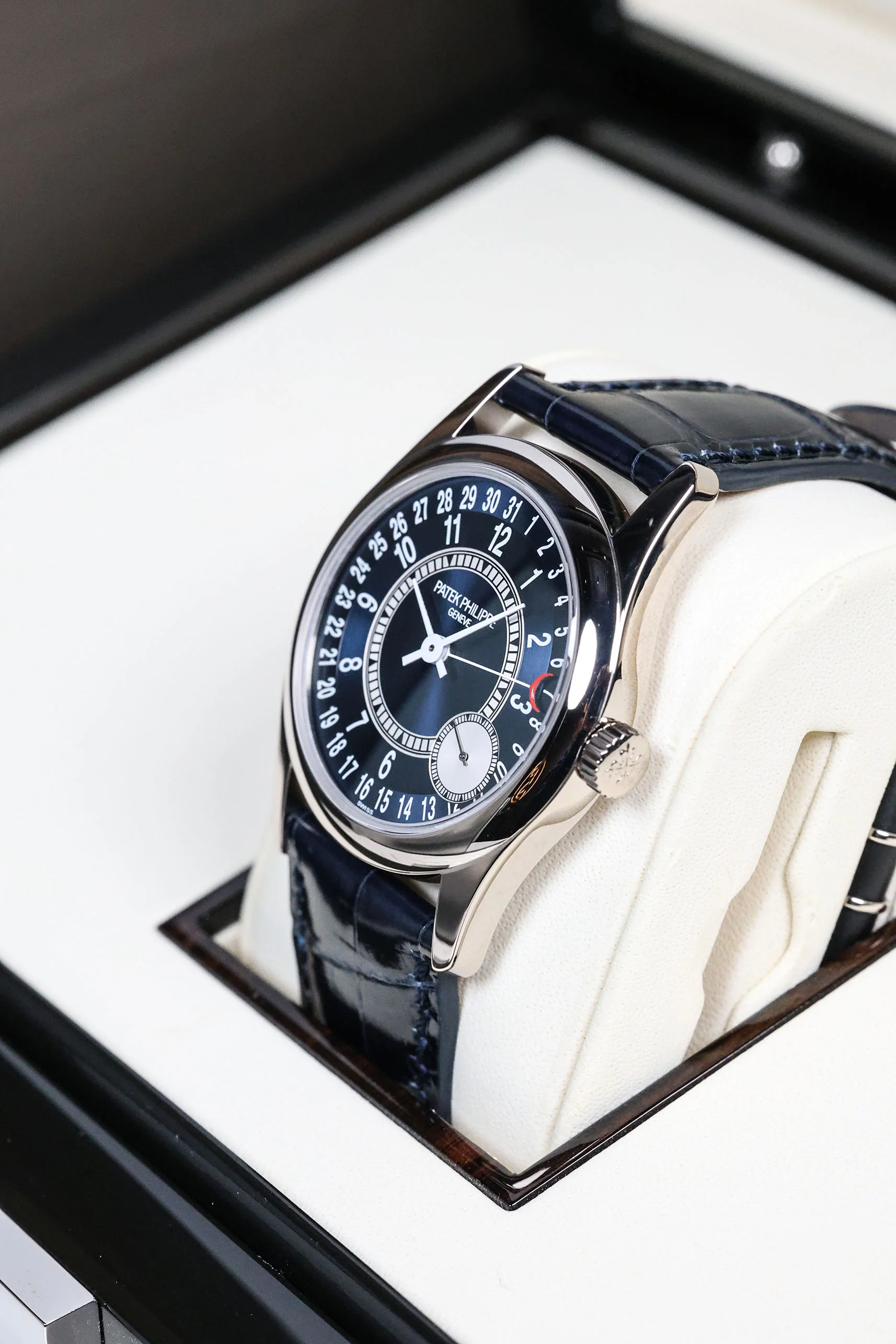 Patek Philippe Calatrava 37mm 6000G-012 2017 [Preowned] - Image 9
