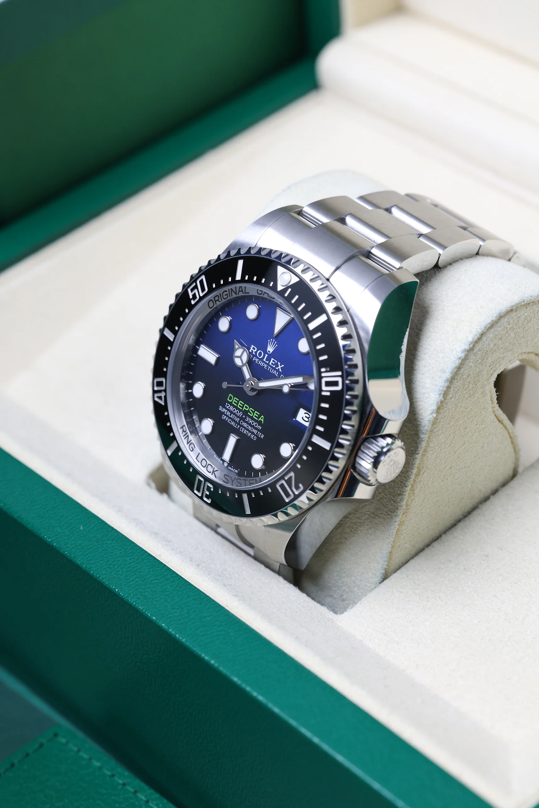 Rolex Deep Sea Dweller 44mm 136660DBLUE - Image 9